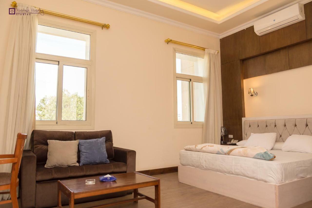 Ultra Loaloa Nile Maadi